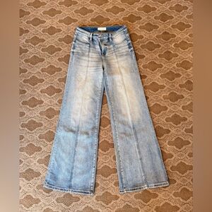 Risen High-Rise Light Blue Wide Leg Jeans — Size 7/28